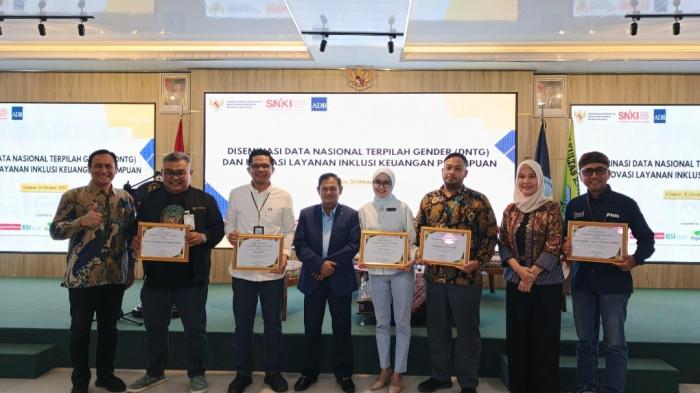 DNTG - Partisipasi aktif bank bjb dalam kegiatan Diseminasi Data Nasional Terpilah Gender (DNTG) dan Inovasi Layanan Inklusi Perempuan yang diselenggarakan oleh Kementerian Koordinator Bidang Perekonomian Republik Indonesia, Deputi Bidang Koordinasi Perniagaan dan Ekonomi Digital, Asisten Deputi Peningkatan Inklusi Keuangan, di Auditorium Fakultas Kedokteran Universitas Swadaya Gunung Jati, Kota Cirebon, pada Jumat, 31 Oktober 2025.