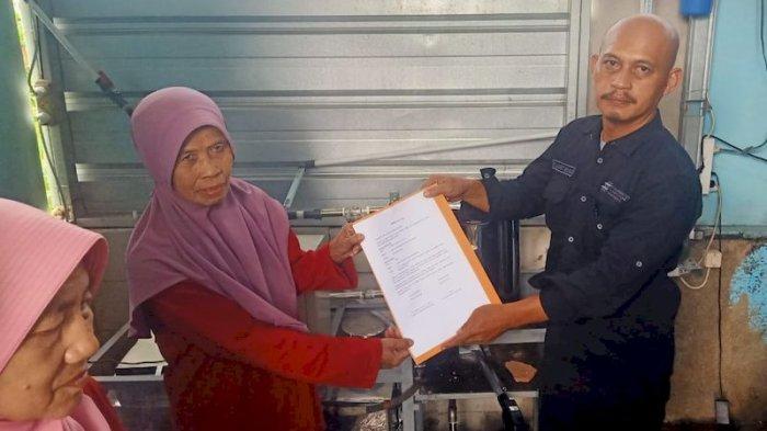 Dosen Fakultas Teknik Universitas Galuh (Unigal) saat menyerahkan inovasi teknologi berupa mesin rebus air otomatis khusus kepada pengelola UMKM Air Rebus di Blok Samoja, Kelurahan Kertasari, Kecamatan Ciamis.
