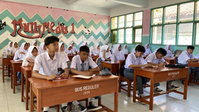 RUANG KELAS - Kondisi ruang kelas isi 40 siswa di SMKN 1 Balongan Indramayu, Senin (21/7/2025)