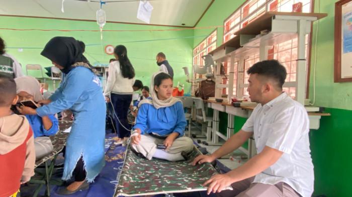 KERACUNAN MBG - Siswa SMK Negeri 1 Cisarua Bandung Barat mulai berdatangan ke posko SMP Negeri 1 Cisarua akibat keracunan MBG