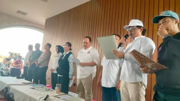 PERNYATAAN SIKAP - Suasana deklarasi pernyataan Penolakan KJA di Pantai Timur Pangandaran dihadapan Susi Pudjiastuti di bandara internasional beach street Susi air Pamugaran, Rabu (13/8/2025).