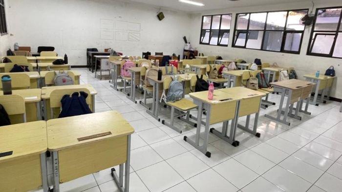 JUMLAH SESUAI - Suasana di satu kelas di SMAN 1 Bandung, Selasa (15/7/2025). Jumlah meja dan kursi kini sudah sesuai dengan siswa setelah sebelumnya mengalami kekurangan.