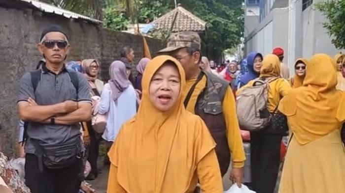 Suasana saat ratusan wisatawan asal Cianjur terlantar di kawasan wisata Pantai Pangandaran pada Minggu (26/10/2025) pagi
