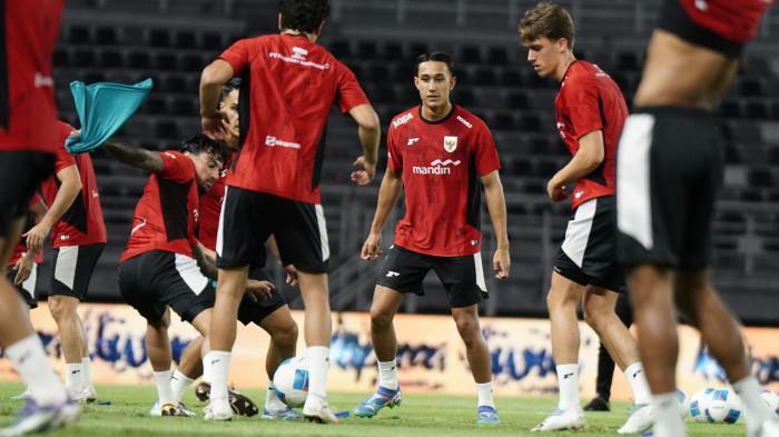 LATIHAN - Pesepak bola Timnas Indonesia, Indonesia, Miliano Jonathans (tengah) dan Mauro Zijlstra (kanan) menjalani sesi latihan di Stadion Gelora Bung Tomo, Surabaya pada Kamis (4/9/2025) malam. Sesi ini bagian dari persiapan Timnas Indonesia jelang menghadapi China Taipei dalam agenda FIFA Matchday.