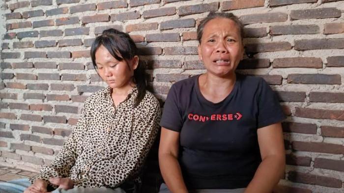 SISWI PUTUS SEKOLAH: Gina Dwi Sartika dan ibunya Misna Megawati saat diwawancarai Tribun Lampung di rumahnya, Senin (20/10/2025). Gina mengaku dikeluarkan dari sekolah karena sering dibully teman.