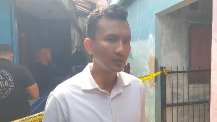 Kasat Reskrim Polres Cimahi, AKP Teguh Kumara saat membeberkan kronologi penemuan mayat perempuan dalam rumah di Cimahi/Rahmat Kurniawan