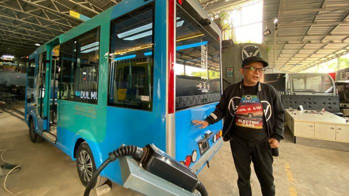 ANGKOT PINTAR - CEO dan Founder PT Marlip Indo Mandiri, Masrah Marang, saat menunjukkan angkot pintar saat ditemui di Jalan Cipedes Dalam, Kelurahan Sukagalih, Kecamatan Sukajadi, Kota Bandung, Jawa Barat, Jumat (1/8/2025).