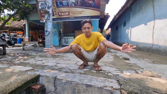 Bagian saluran air terlihat berwarna hitam bekas jatuhnya busa hitam di depan warung milik warga di Desa Tanjungrasa, Kecamatan Patokbeusi, Kabupaten Subang, Rabu (29/10/2025).