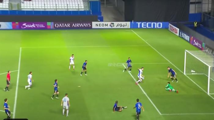 BUKAN HANDBALL - Penyerang Persib, Andrew Jung saat memanfaatkan bola rebound menjadi gol yang dianulir ke gawang Bangkok United, Rabu 1 Oktober 2025. Dalam potongan video ini terlihat tidak ada kontak antara bola dengan tangan.