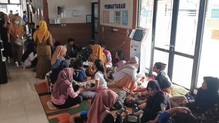 KERACUNAN NASI KOTAK - Sejumlah pelajar asal Kecamatan Maniis, Kabupaten Purwakarta, menjalani perawatan di Puskesmas Maniis, Senin (20/10/2025).