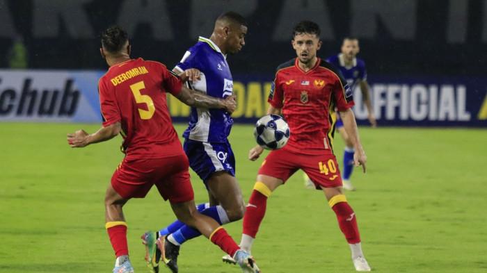 LAGA PERSIB BANDUNG - Pemain Persib Bandung dan Selangor FC berebut bola, Kamis (23/10/2025) malam. Persib Bandung menempati puncak klasemen sementara AFC Champions League Two Grup G, setelahnya menumbangkan Selangor FC, di Stadion GBLA, Kota Bandung, Kamis (23/10/2025) dengan skor 2-0.