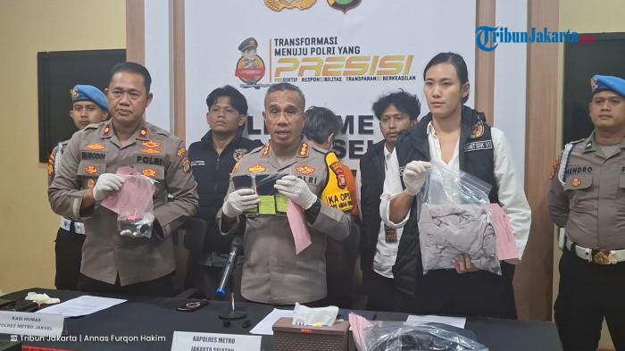 BARBUK HW - Kapolres Metro Jakarta Selatan Kombes Nicolas Ary Lilipaly menunjukkan barang bukti kasus pelecehan anak di bawah umur oleh konsultan hukum berinisial HW, Rabu (1/10/2025).