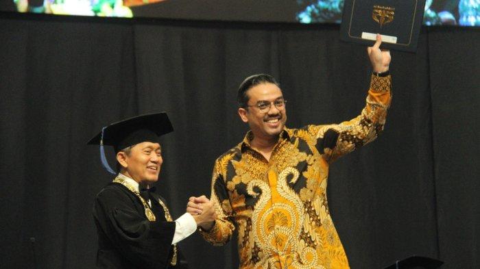 Maman Abdurrahman, S.T., selaku Menteri UMKM RI dan Ketua Ikatan Alumni Universitas Trisakti menghadiri agenda wisuda di JCC.