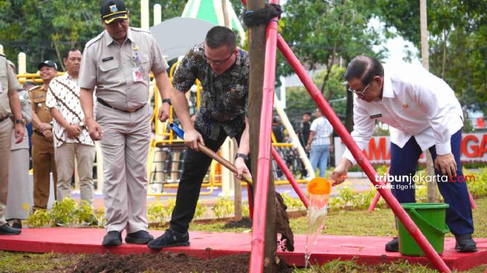 DAMPINGI RESMIKAN TAMAN - Anggota DPRD DKI Jakarta Fraksi PDI Perjuangan, Hardiyanto Kenneth mendampingi Gubernur DKI Jakarta, Pramono Anung meresmikan Taman Bugar di kawasan Duri Kepa, Kebon Jeruk, Jakarta Barat, pada Selasa (30/9/2025) sore.
TRIBUNJAKARTA.COM/ELGA PUTRA