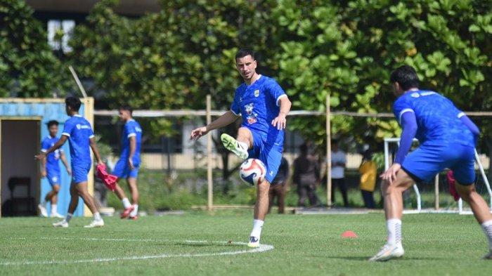 Gelandang baru PERSIB, Thom Haye menjalani sesi latihan pertama di Lapangan Pendamping Stadion Gelora Bandung Lautan Api, Rabu, 10 September 2025.
