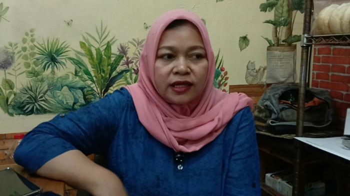 HAYATI SUMINAR - Pemilik Jimboys Bakery, Hayati Suminar (50) saat memberi keterangan soal pembuatan roti buaya di Cipayung, Jakarta Timur, Kamis (9/10/2025). TRIBUNJAKARTA.COM/BIMA PUTRA