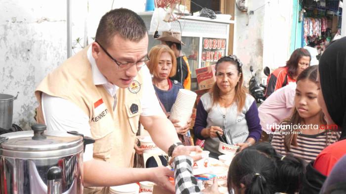 DAPUR UMUM BAGUNA DI TAMAN SARI - Kepala BAGUNA PDI Perjuangan Provinsi DKI Jakarta, Hardiyanto Kenneth saat memberikan bantuan kepada korban kebakaran di wilayah Tangki, Tamansari, Jakarta Barat, Kamis (2/10/2025). Kenneth ikut memasak di dapur umum yang dibangun.
TRIBUNJAKARTA.COM/ELGA PUTRA