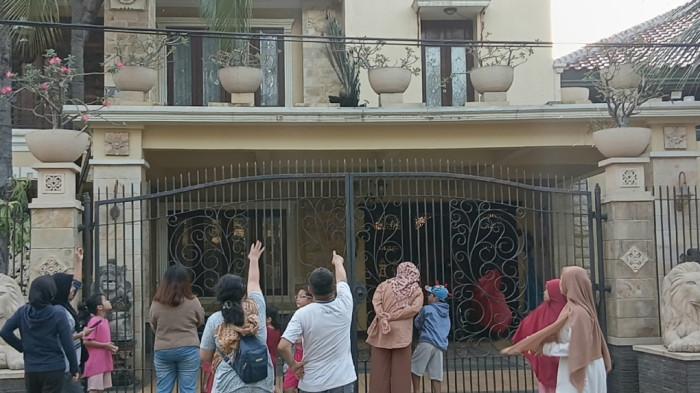 JADI TONTONAN - Burung merak peliharaan warga di Jalan Baladewa, Duren Sawit, Jakarta Timur, menjadi tontonan warga, Minggu (28/9/2025). TRIBUNJAKARTA.COM/BIMA PUTRA