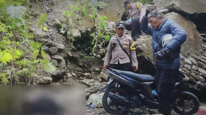 KECELAKAAN MAUT DI SBB - Aparat kepolisian saat mengevakuasi tiga korban kecelakaan