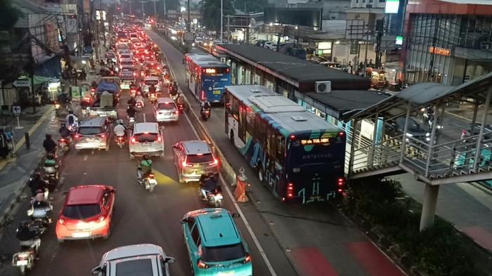 KENAIKAN TARIF TRANSJAKARTA - Armada Transjakarta saat melayani penumpang di Jalan Otista Raya, Bidara Cina, Jatinegara, Jakarta Timur, Senin (27/10/2025). TRIBUNJAKARTA.COM/BIMA PUTRA