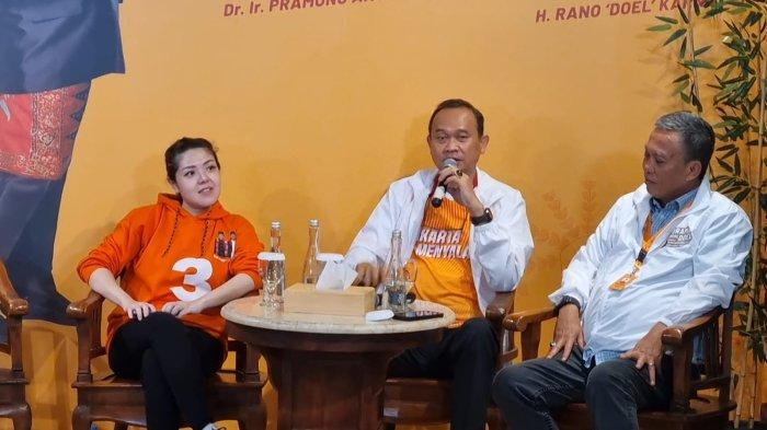 Ketua tim pemenangan Pramono Anung-Rano Karno, Cak Lontong (tengah) menanggapi rencana Pram untuk bertemu Anies Baswedan sebelum berlangsungnya debat perdana.