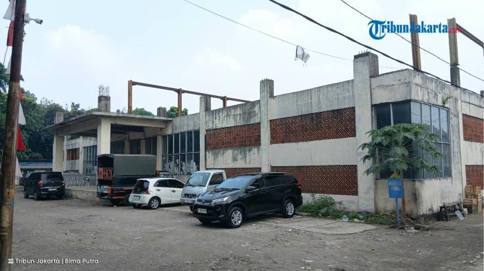 Kondisi gedung untuk tempat berjualan para pedagang Pasar Munjul yang pembangunannya mangkrak, Cipayung, Jakarta Timur, Sabtu (9/8/2025).