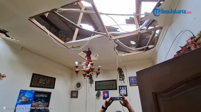 LEDAKAN MISTERIUS PAMULANG - Kondisi rumah Ana (46) yang terdampak ledakan di Jalan Talas II, Pondok Cabe Ilir, Pamulang, Tangerang, Selatan, Jumat (12/9/2025).