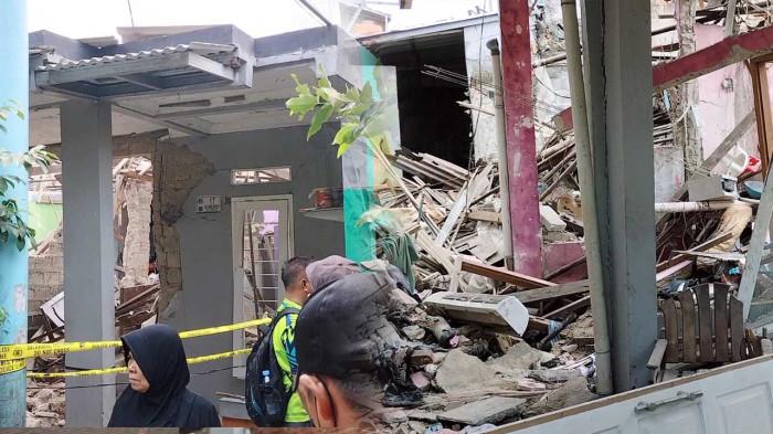 LEDAKAN TALAS II - Kolase dua rumah lokasi ledakan misterius di Jalan Talas II, Pondok Cabe Ilir, Pamulang, Tangsel, Jumat (12/9/2025). Penyebab ledakan belum diketahui.
