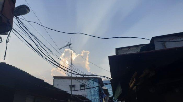 SUHU PANAS - Langit sore yang cerah di kawasan Muara Baru. BMKG berikan penjelasan mengenai keluhan warganet terkait suhu panas yang tidak biasa beberapa hari ini. Warganet bilang sampai silau.