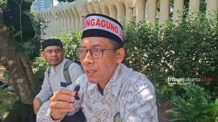 DEMO GURU - Munsif, guru madrasah swasta yang datang dari Tulungagung, Jawa Timur  untuk menggelar aksi unjuk rasa di kawasan Monas, Jakarta Pusat, Kamis (30/10/2025).