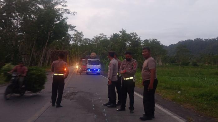 OLAH TKP - Polisi melakukan olah TKP kecelakaan lumajang