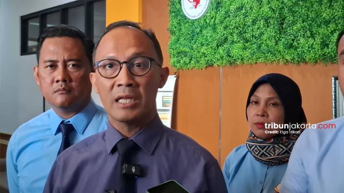 SOSOK HENDRI ANTORO - Kepala Kejaksaan Negeri Jakarta Barat, Hendri Antoro ditemui di Pengadilan Agama Jakarta Barat usai persidangan pembatasan pernikahan, Kamis (11/9/2025).