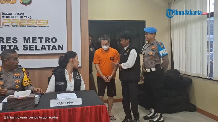 PREDATOR SEKS - Konsultan hukum berinisial HW (39) yang ditangkap polisi setelah melecehkan anak di bawah umur saat dihadirkan dalam konferensi pers di Polres Metro Jakarta Selatan, Rabu (1/10/2025).