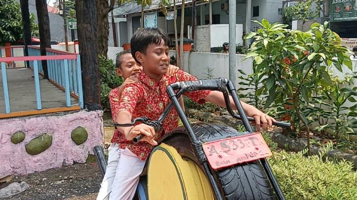 SAUNG ASET BATU AMPAR - Anak-anak saat bermain pada replika motor dan mobil yang dibuat PPSU Kelurahan Batu Ampar, Kramat Jati, Jakarta Timur, Jumat (10/10/2025). TRIBUNJAKARTA.COM/BIMA PUTRA
