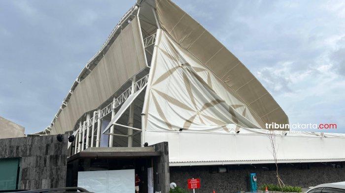 LAPANGAN PADEL AMBRUK - Atap lapangan padel yang ada di Taman Villa Meruya, Kembangan, Jakarta Barat ambruk usai terkena angin kencang.