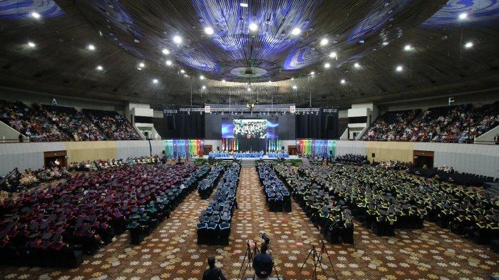 Universitas Trisakti kembali menorehkan prestasi dengan menyelenggarakan Wisuda Semester Genap Tahun Akademik 2024/2025 yang berlangsung khidmat di Gedung Jakarta Convention Center (JCC) pada Rabu, 22 Oktober 2025.