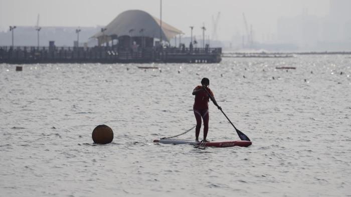Ilustrasi bermain stand up paddle board (SUP).