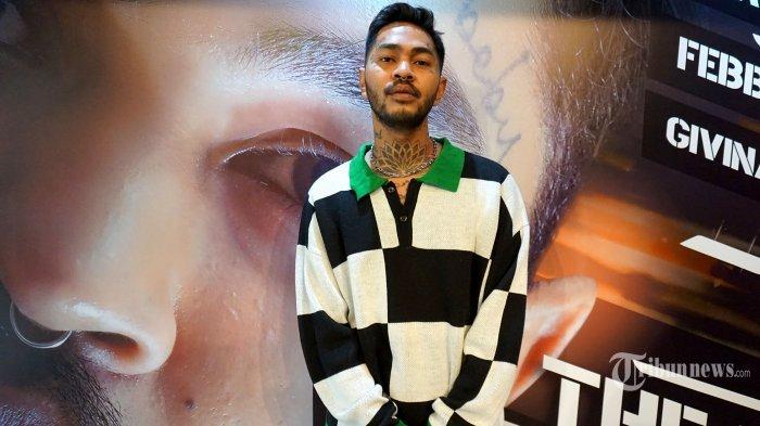 Aktor Onadio Leonardo ditemui saat menghadiri acara konferensi pers film The Last Prank di Kantor Falcon Pictures, Jalan Duren Tiga Raya, Jakarta Selatan, Senin (11/7/2022).