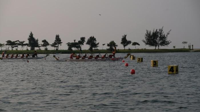 Ilustrasi perahu naga alias dragon boat.