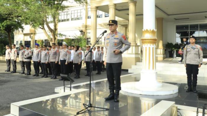 Kapolda Jambi Irjen Pol. Krisno H Siregar, memimpin langsung Apel Pagi Personel Polda Jambi yang digelar di Lapangan Hitam Mapolda Jambi pada Senin, (4/8/2025)