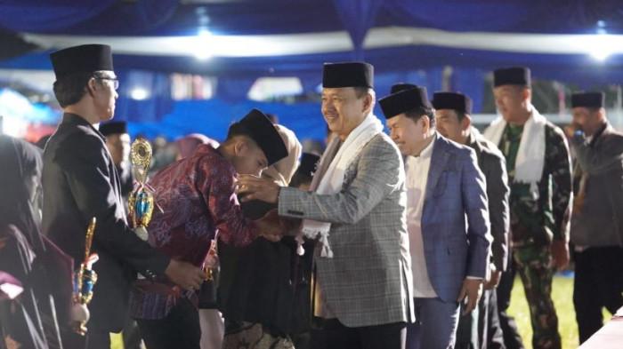Wakil Bupati Kerinci, Murison, yang hadir dan secara resmi menutup MTQ ke-53 Tingkat Kabupaten Kerinci Tahun 2025 yang digelar di Kecamatan Danau Kerinci Barat.