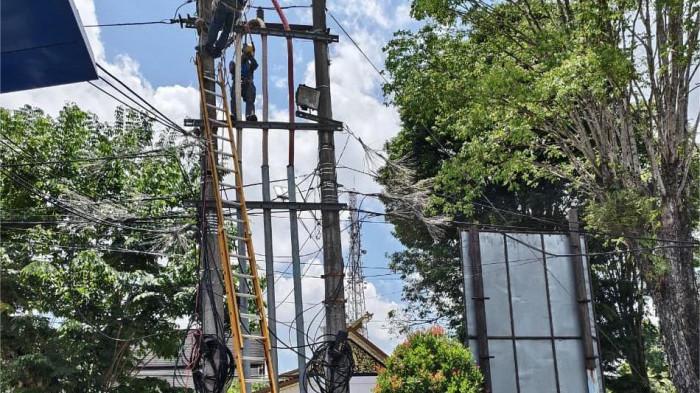 PEMELIHARAAN - PT PLN (Persero) ULP Telanai Pura Jambi lakukan pemeliharaan jaringan listrik secara berkala, untuk menghadirkan energi tangguh bagi negeri