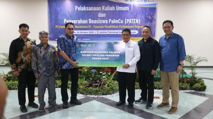 Duta Besar Uni Eropa untuk Indonesia, Denis Chaibi, memberikan apresiasi tinggi kepada PTPN IV PalmCo atas keselarasan visi dan langkah strategis perusahaan dengan tiga aspek utama yang menjadi perhatian Uni Eropa dalam industri kelapa sawit berkelanjutan.
