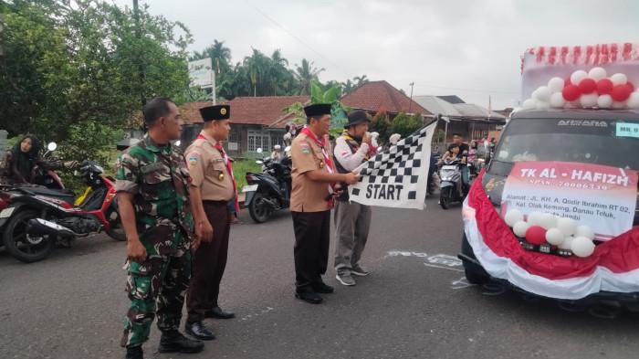 PAWAI - Pawai eringatan Hari Pramuka ke-64 sekaligus HUT ke-80 RI tingkat Kwartir Ranting Gerakan Pramuka Danau Teluk, Kota Jambi tahun 2025, Sabtu (23/8/2025).