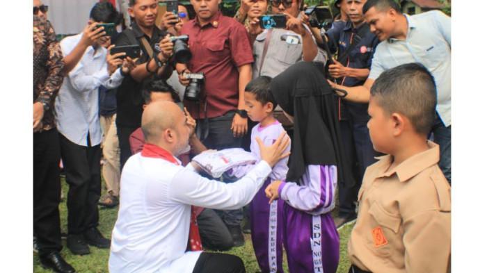 SERAGAM - Bupati Bungo H. Dedy Putra saat launching program bantuan seragam gratis bagi murid baru kelas 1 SD dan kelas 7 SMP di SD Negeri 45 Dusun Teluk Panjang, Kecamatan Bathin III,  Jum'at (24/10/2025)