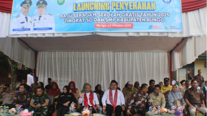 SERAGAM - Bupati dan Wakil Bupati Bungo H. Dedy Putra-Tri Wahyu Hidayat saat launching program bantuan seragam gratis bagi murid baru kelas 1 SD dan kelas 7 SMP di SD Negeri 45 Dusun Teluk Panjang, Kecamatan Bathin III,  Jum'at (24/10/2025)