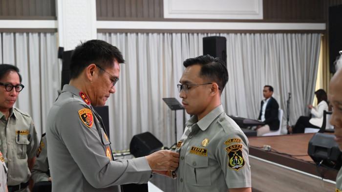 Kapolda Jambi Irjen Pol. Krisno H Siregar melantik dan mengukuhkan Pengurus Daerah KBPP Polri Provinsi Jambi Masa Bhakti 2025–2030.