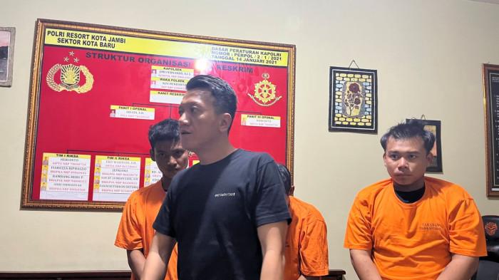 SINDIKAT CURANMOR DITANGKAP - Tim Opsnal Polsek Kota Baru Anggota menangkap sindikat pencurian kendaraan bermotor (curanmor) yang meresahkan warga Kota Jambi. Penangkapan di Sungai Lilin, Sumatera Selatan, Jumat (26/9/2025).