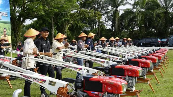 Bupati Serahkan 22 Unit Handtraktor Bantuan Dari Kementerian Pertanian RI