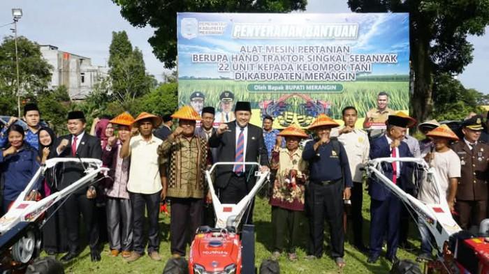 Bupati Serahkan 22 Unit Handtraktor Bantuan Dari Kementerian Pertanian RI